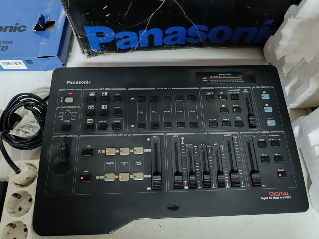 Mesa  mistura Panasonic WJ-AVE5 com gerador caracteres