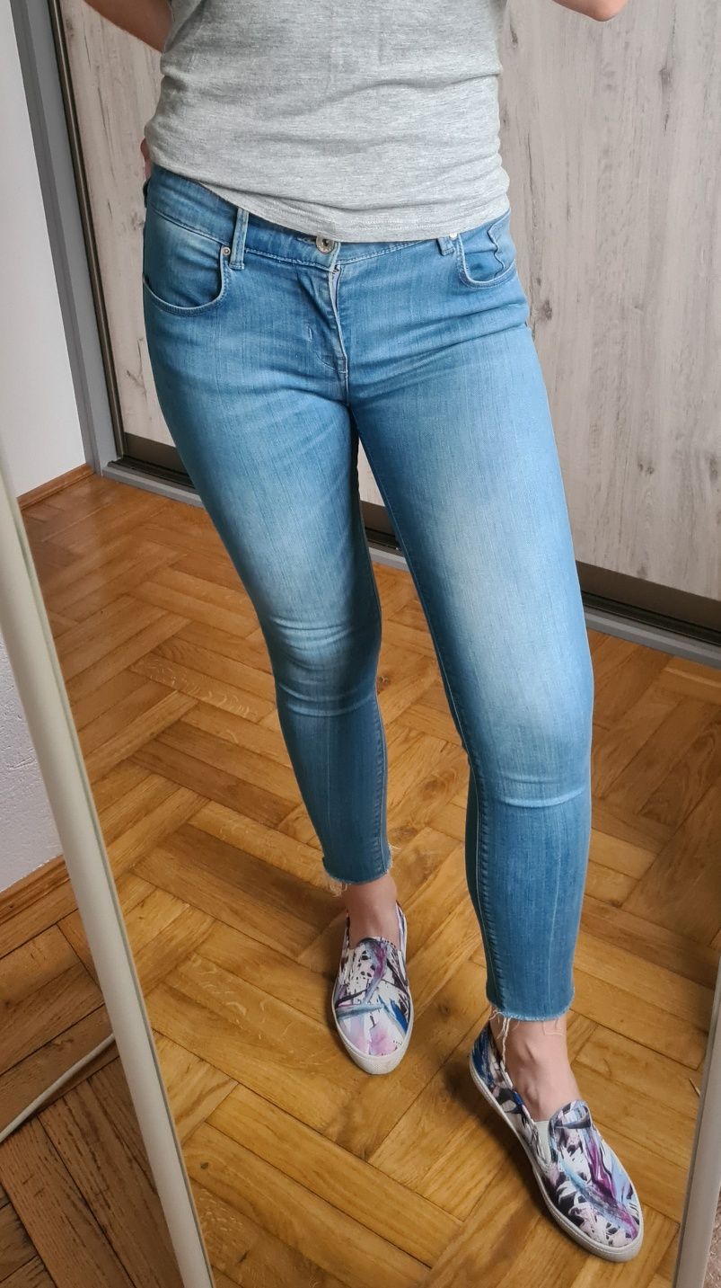 Jasne jeansy dżinsy skinny rurki dopasowane do kostek Pimkie