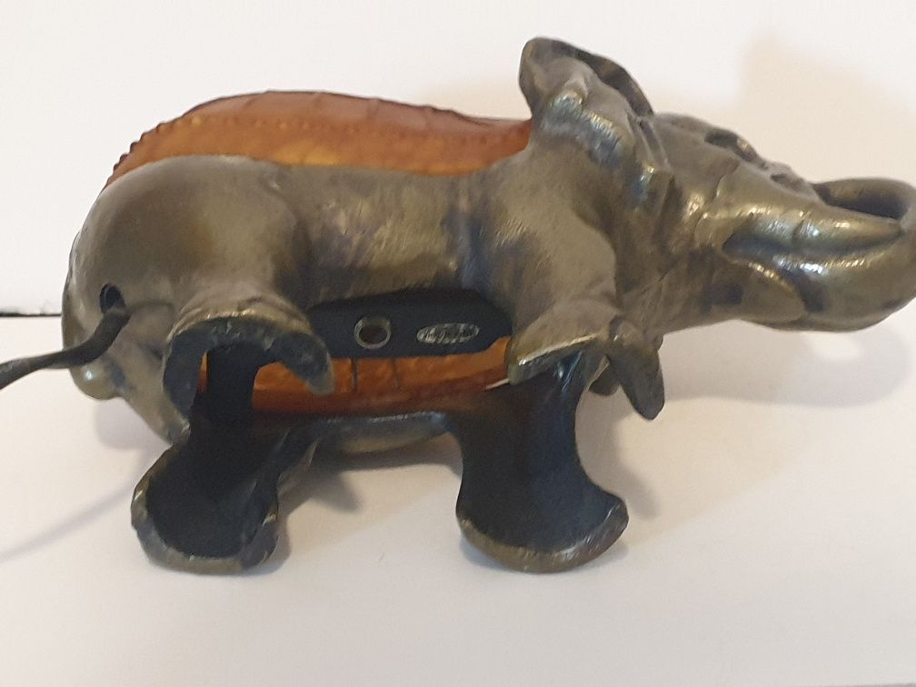 Lindo candeeiro de mesa figurativo- Elefante em bronze