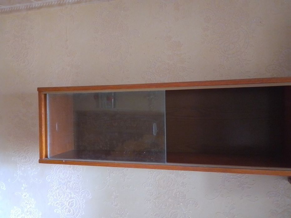 Полка для книг со стеклянными дверцами-купе. Книжная полка деревянная