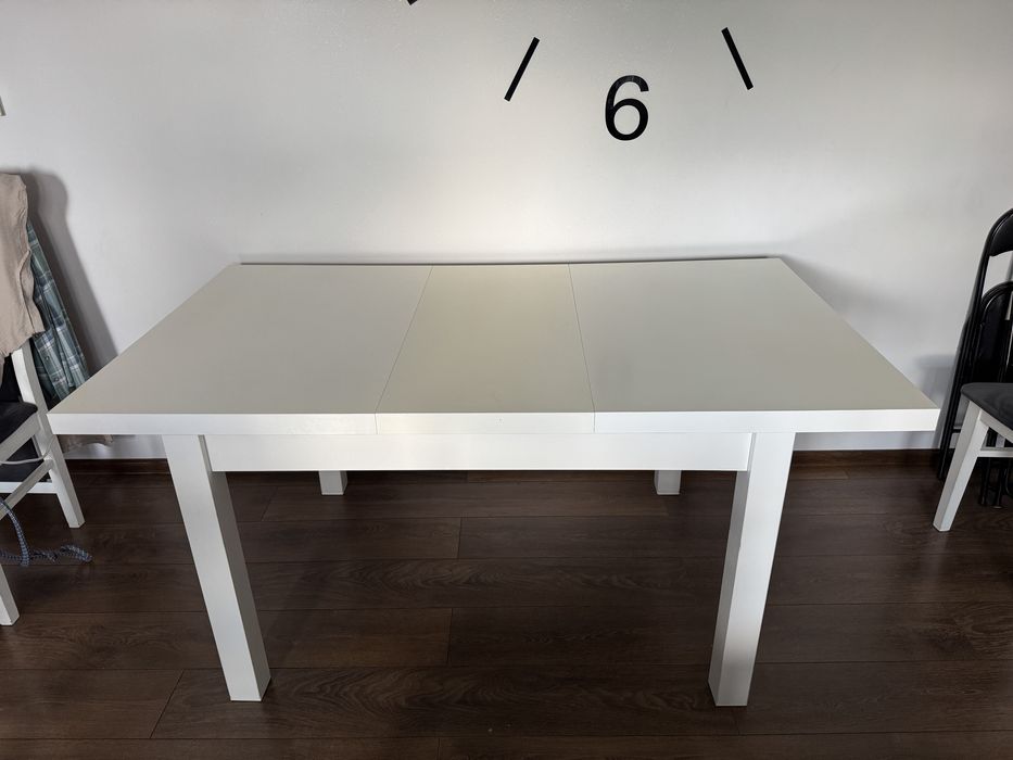 Stół rozkladany z krzesłami