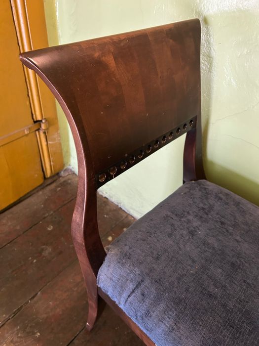 Tapicerowana drewniana ławka