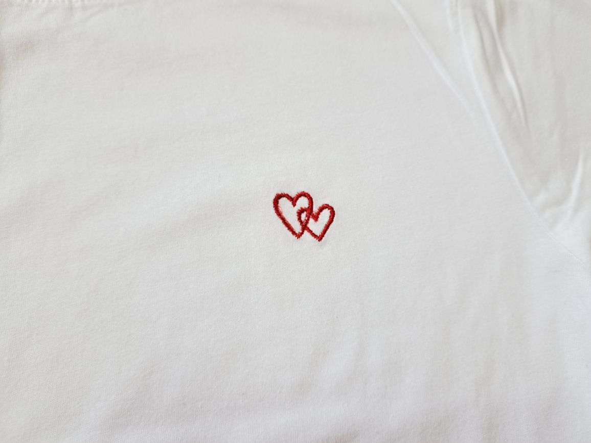 Nowy biały t-shirt z czerwonymi serduszkami roz. M lub 164/170