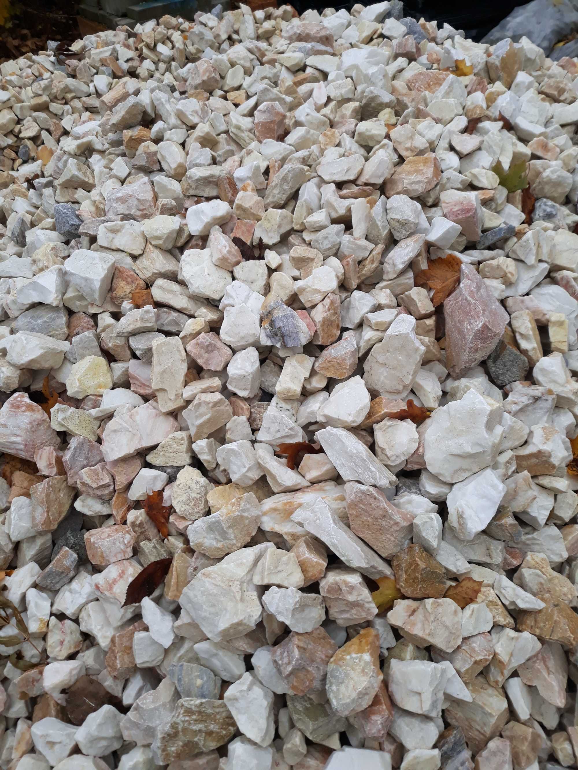 Kamień 32-63 mm  kremowo-biały
