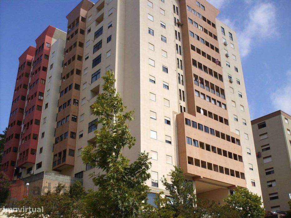Apartamento T3 mobilado e equipado, localizado na Avenida Elísio de...