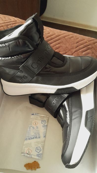 Новые. Дутики водонепроницаемые.  Calvin Klein. Оригинал. Размер 9/40.