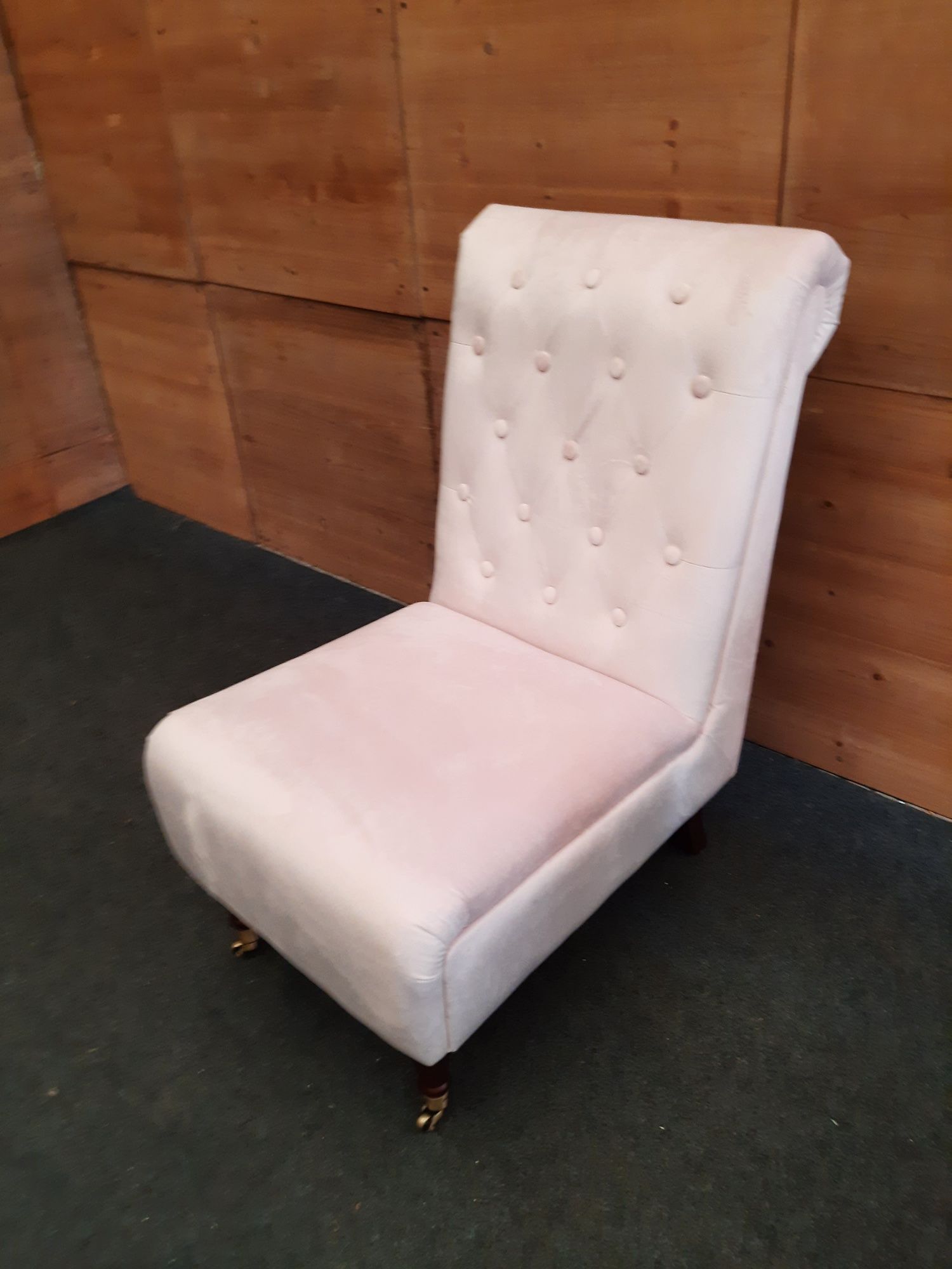 Pikowany fotel pudrowy róż brązowe nogi