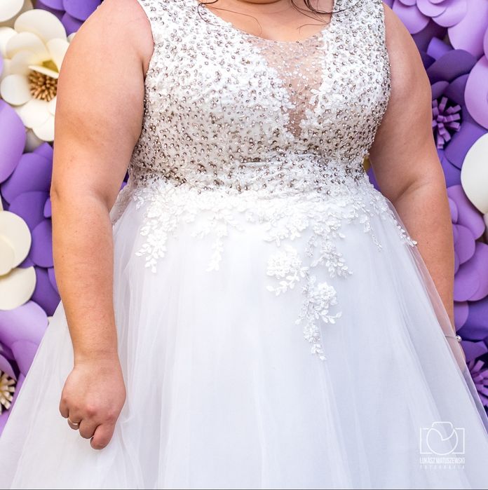 Biżuteryjna suknia ślubna plus size