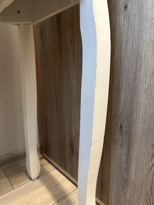 Biała toaletka z szufladami