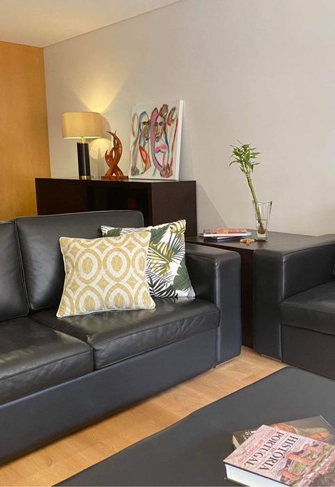 Sofás em pele bom estado de conservação