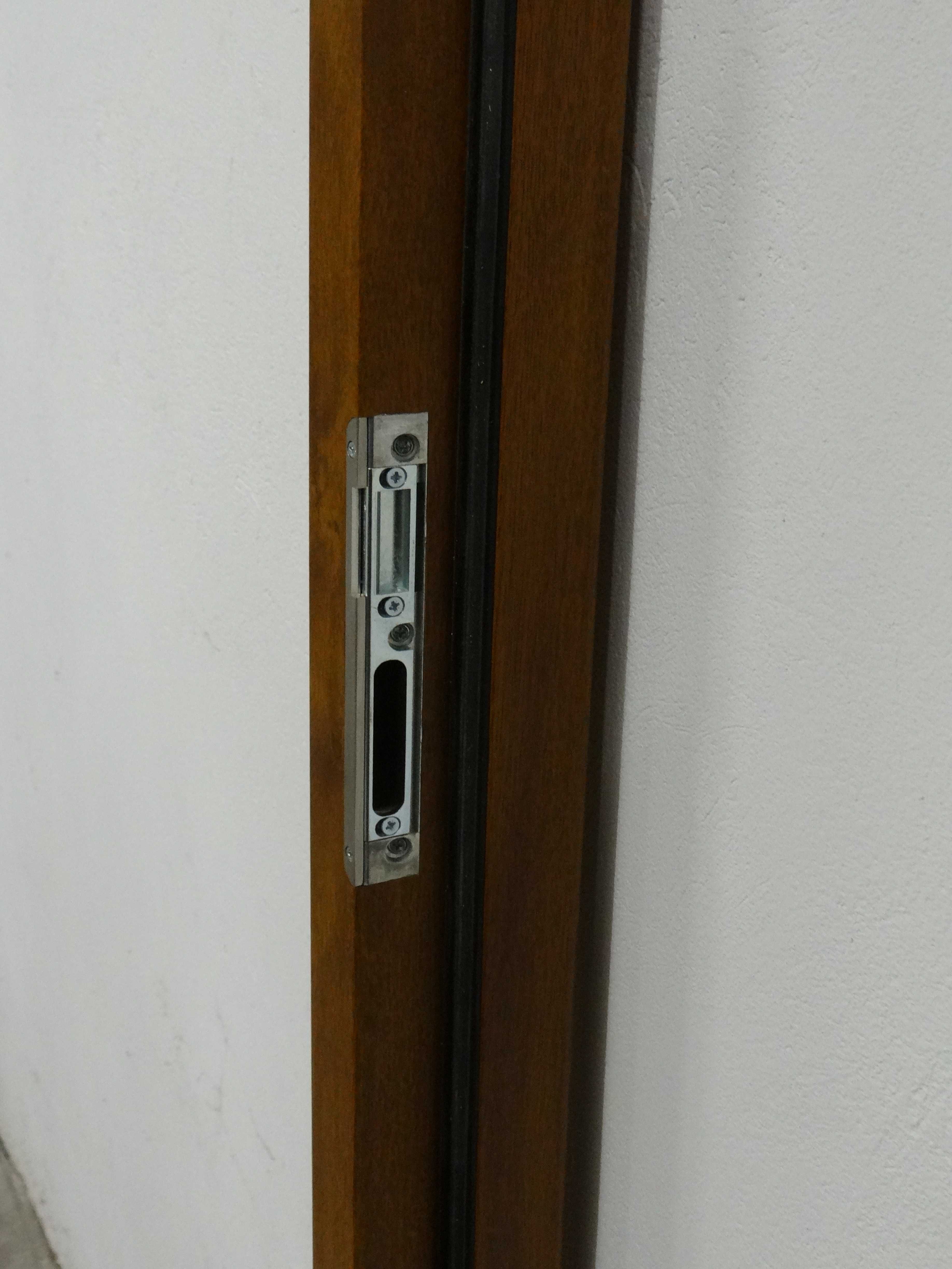 Drzwi zewnętrzne + okucia Ezio 13B 90 P złoty dąb 1.2W/m²K