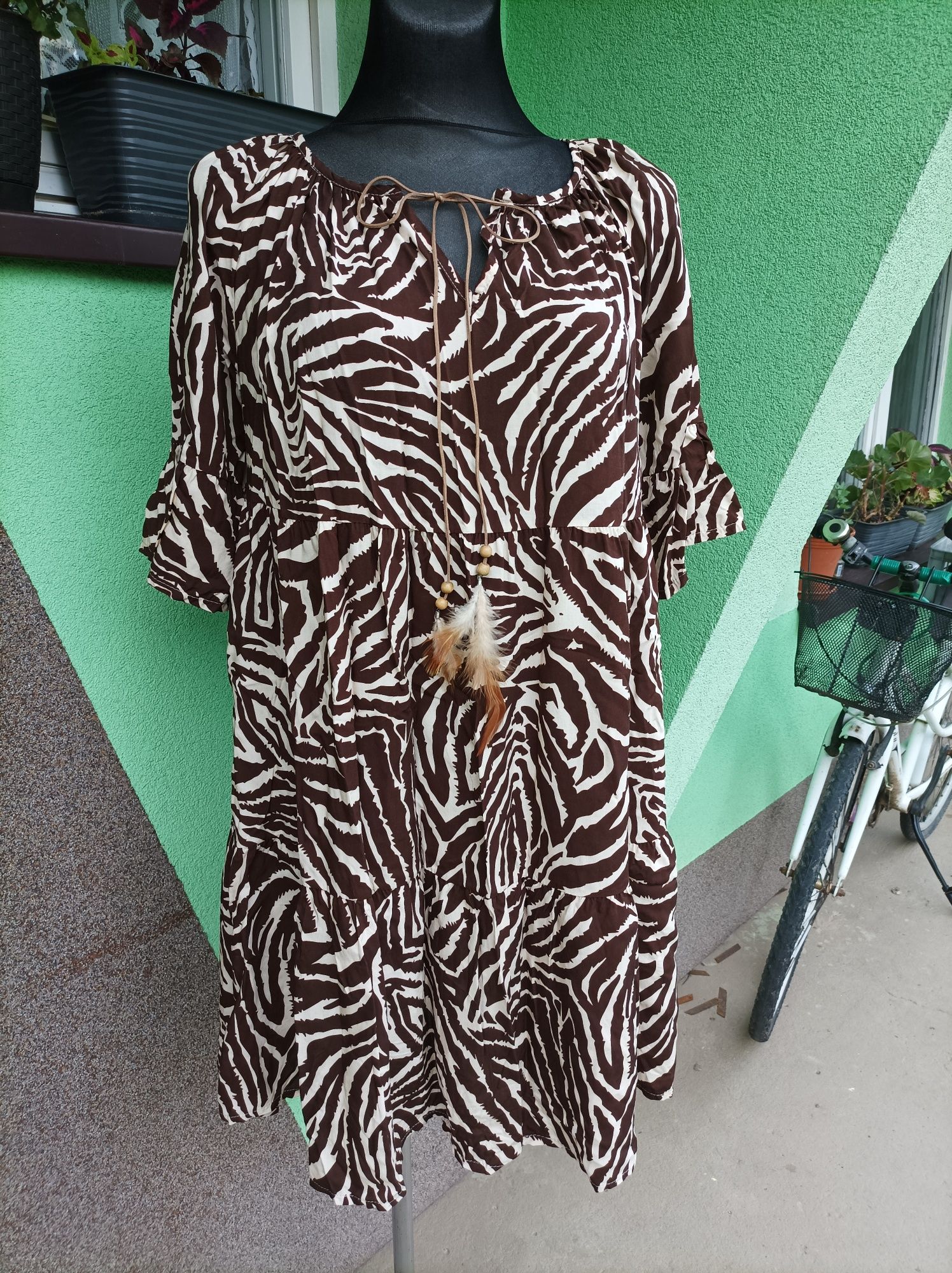 Sukienka czekoladowo kremowa ze sznureczkami zakończonymi piorkami
