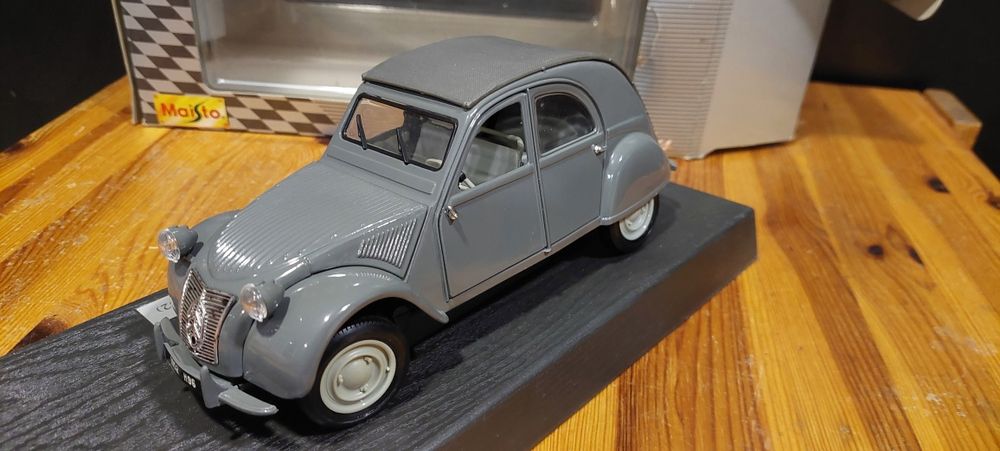 Model 1:18 Citroen 2CV Maisto