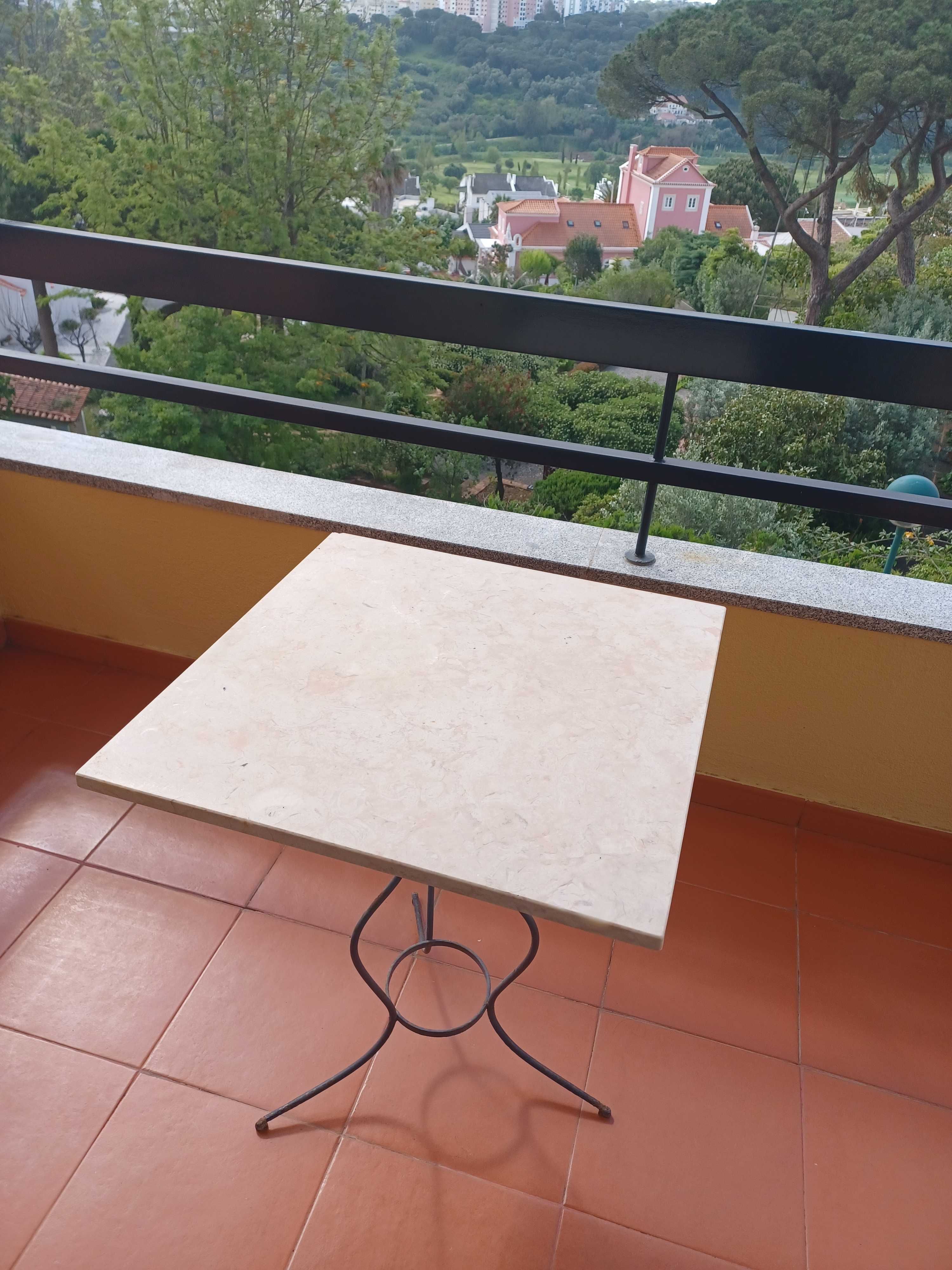 2 Mesas de Jardim com Pedra Mármore e Pés em Ferro