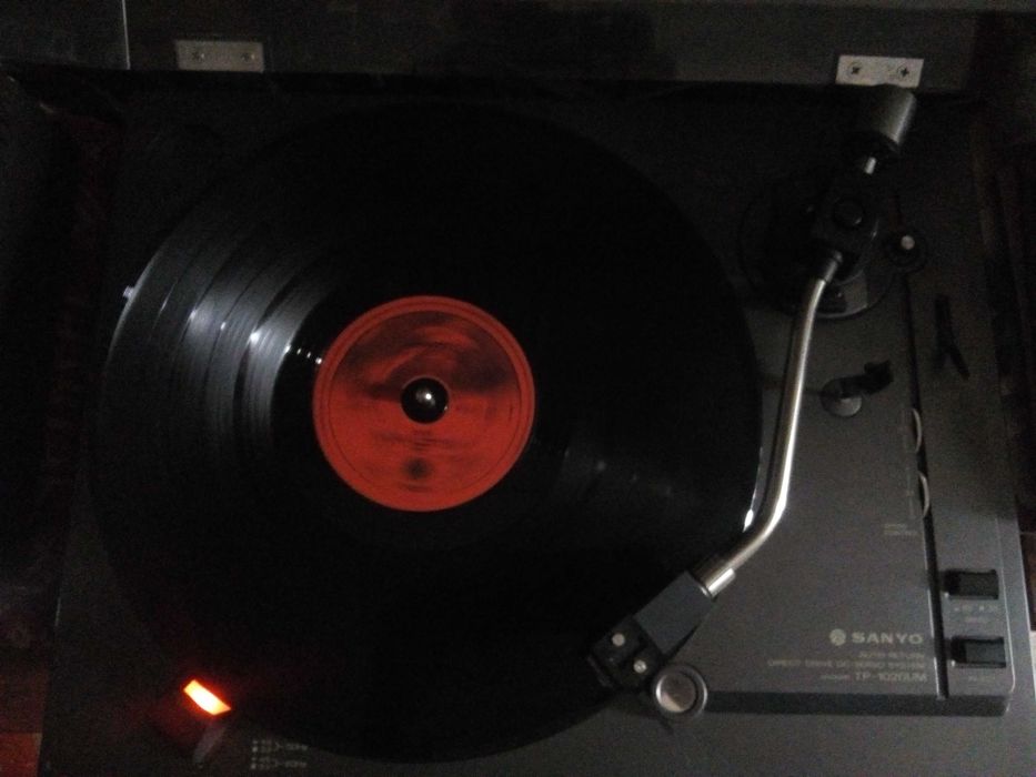 Проигрыватели Denon DCD-920, Sanyo TP-1020UM, дека TOSHIBA PC-335