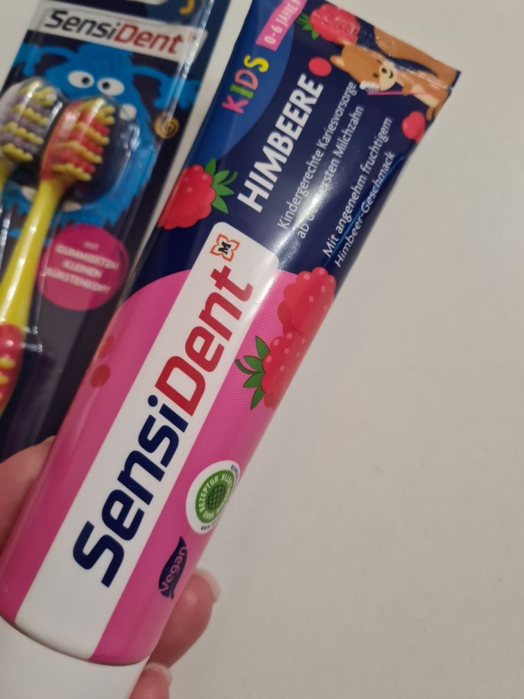 Дитяча зубна паста SensiDent та дві зубних щітки від 0-6 років