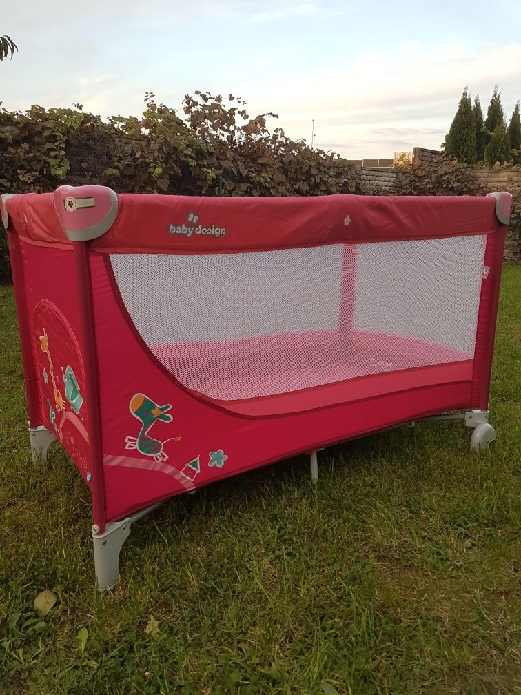 Łóżeczko turystyczne Baby Design różowe składane dla dziewczynki