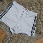 Guess białe spodenki logowane z lampasem brokatowym push up r. XS 24