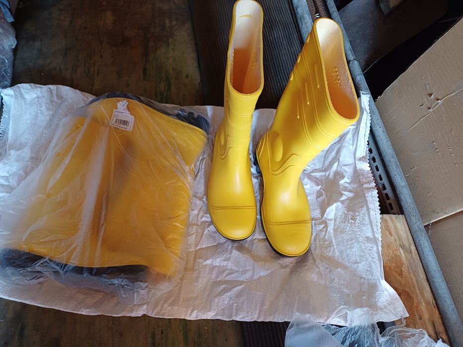 Продаж спець одяг