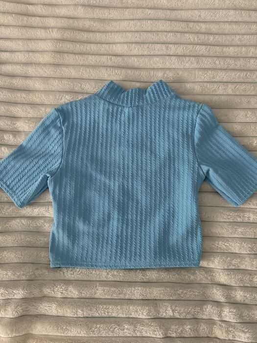 Топ з вирізом PrettyLittleThing яскраво блакитного кольору