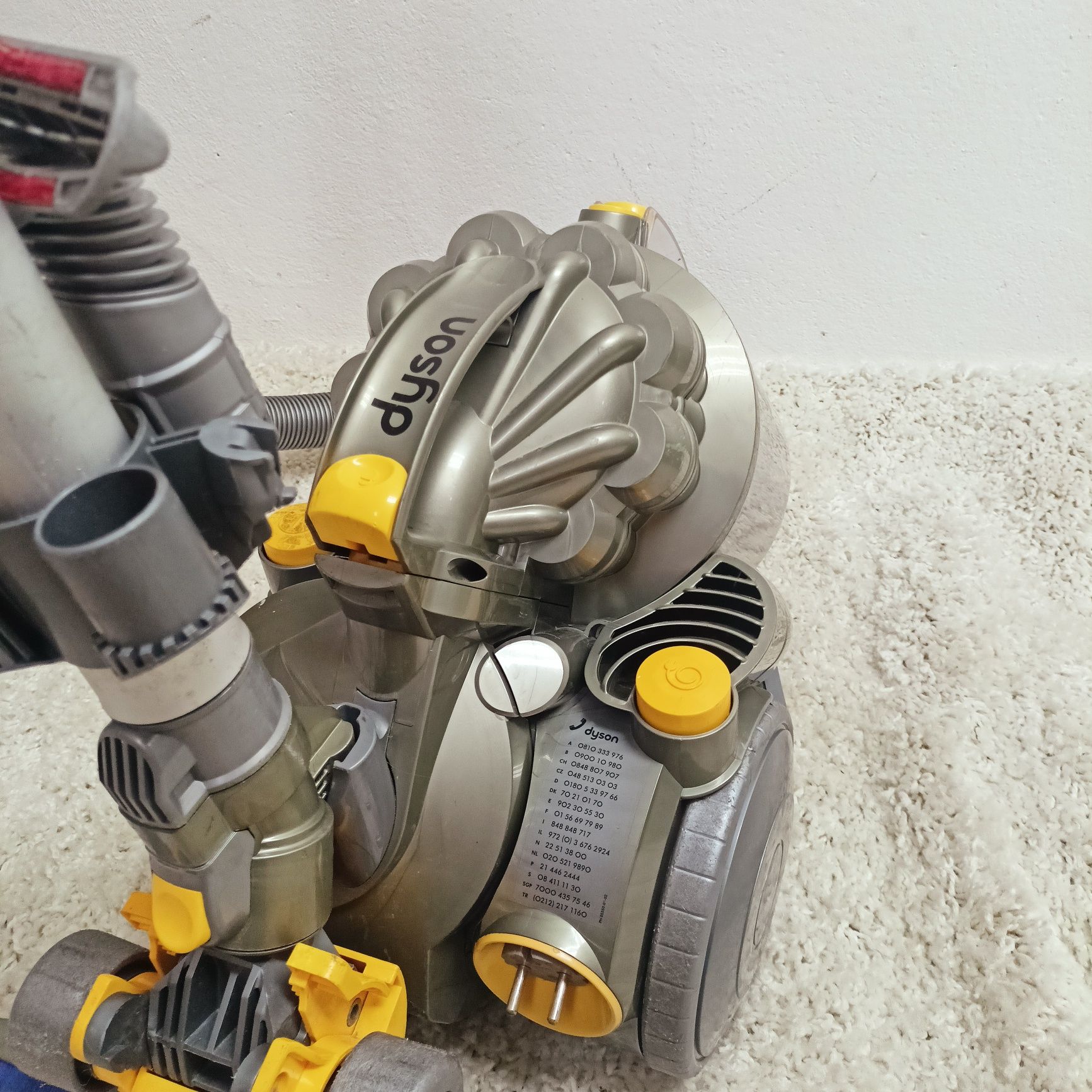 DYSON, odkurzacz bezworkowy DC08.