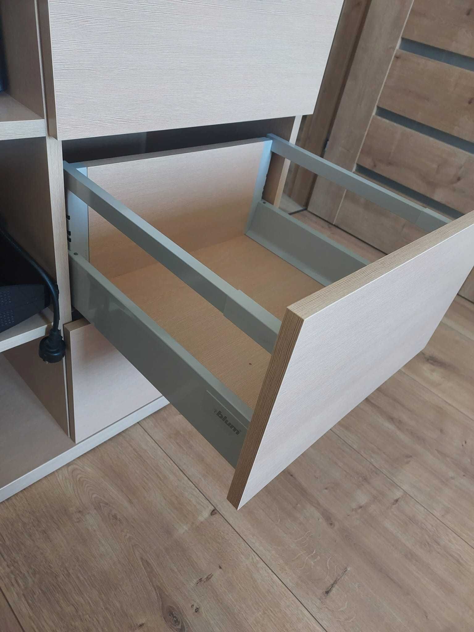 Komoda z małym biurkiem i wolnostojącym regałem