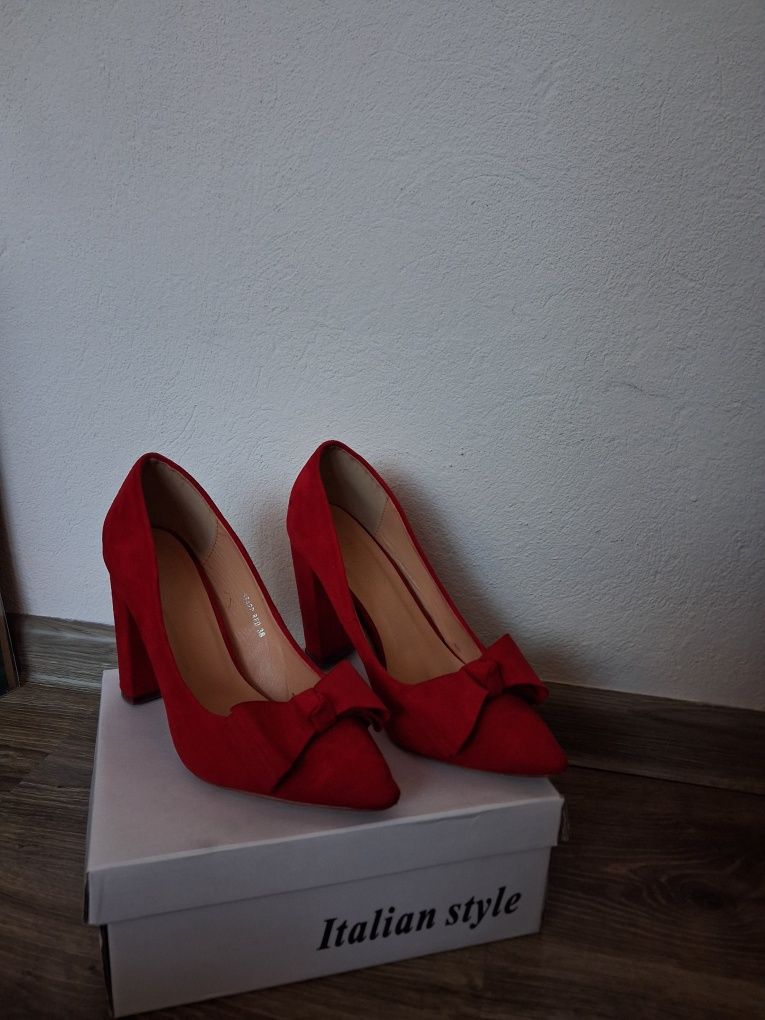 Czerwona buty na słupku