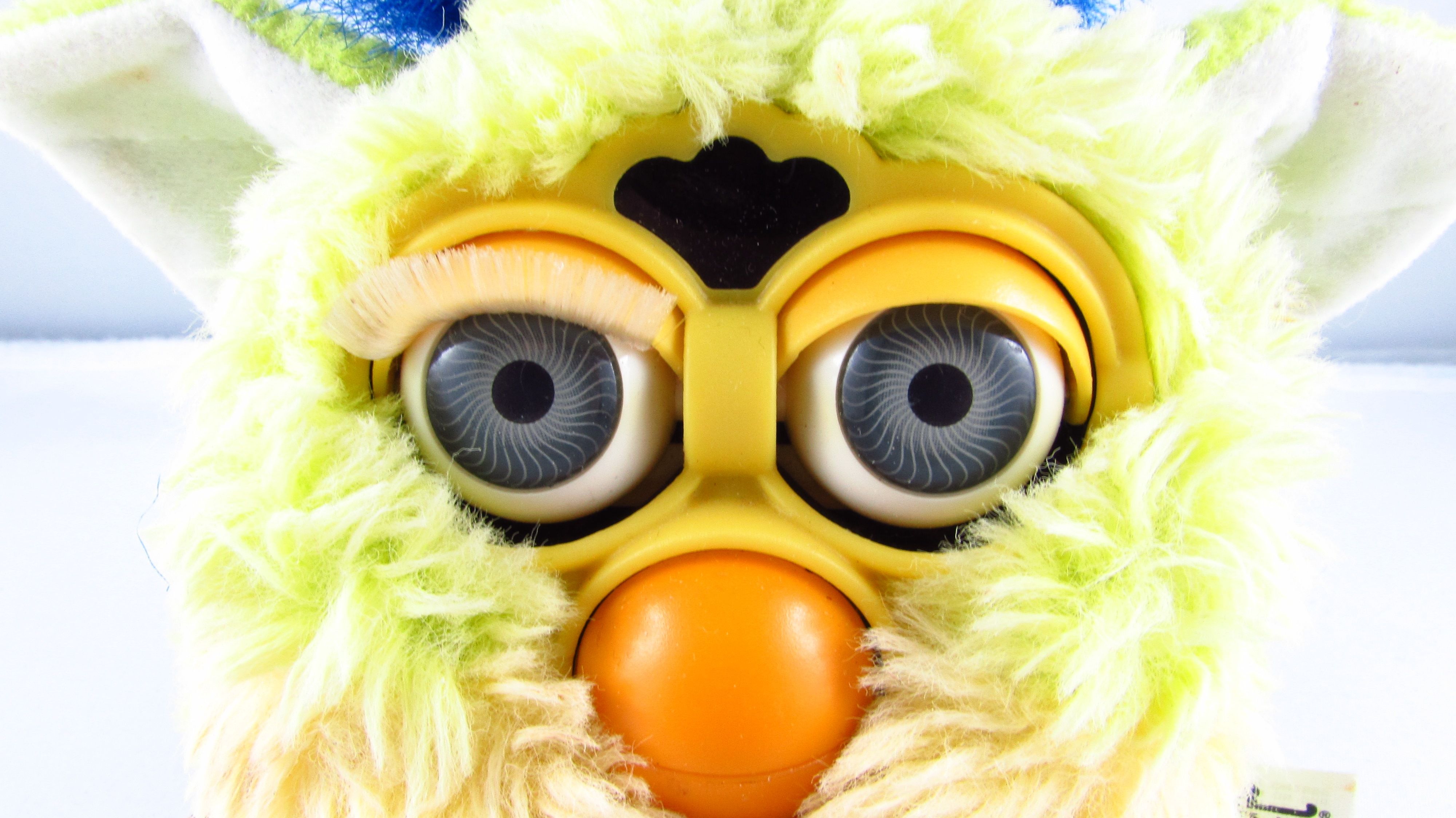 TIGER - Furby 1999 r. Kiwi Żółto Niebieski - Kolekcjonerska zabawka