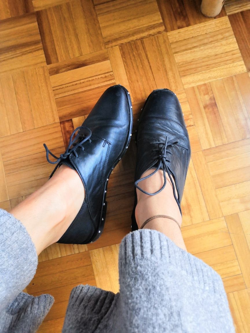 Sapatos pretos com tachas