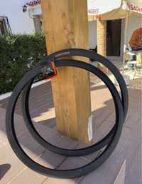 pneus de bicicleta novos