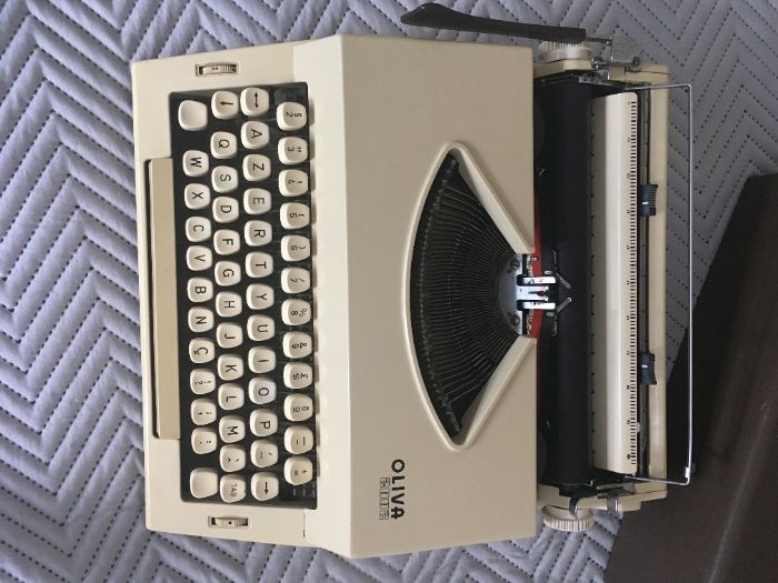 Máquina de escrever (OLIVA 2002)