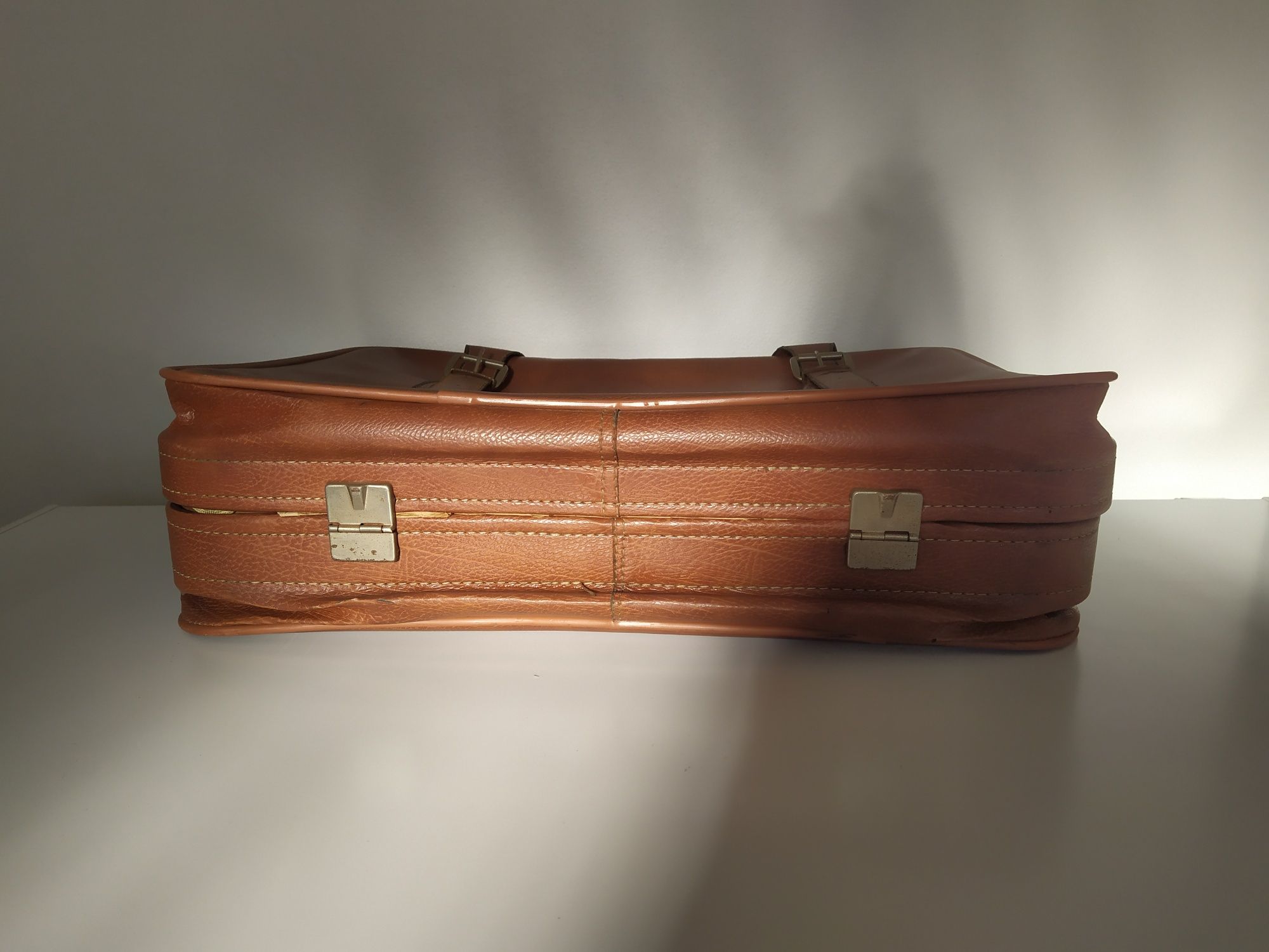 Vendo mala de viagem em pele com fivelas -Vintage
