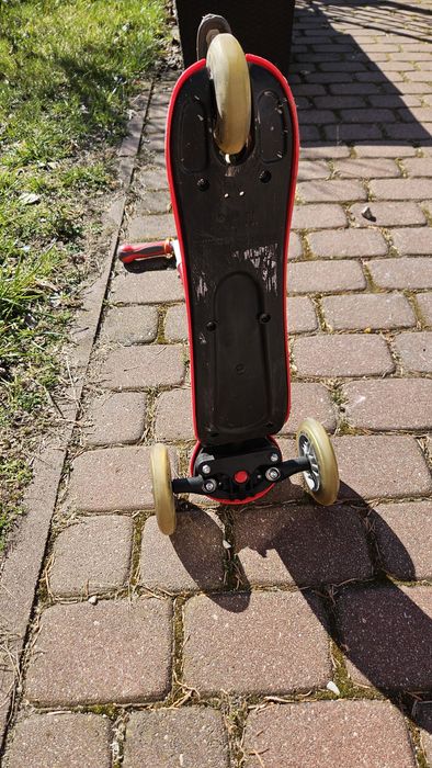 Hulajnoga Globber czerwona trojkolowa balansowa