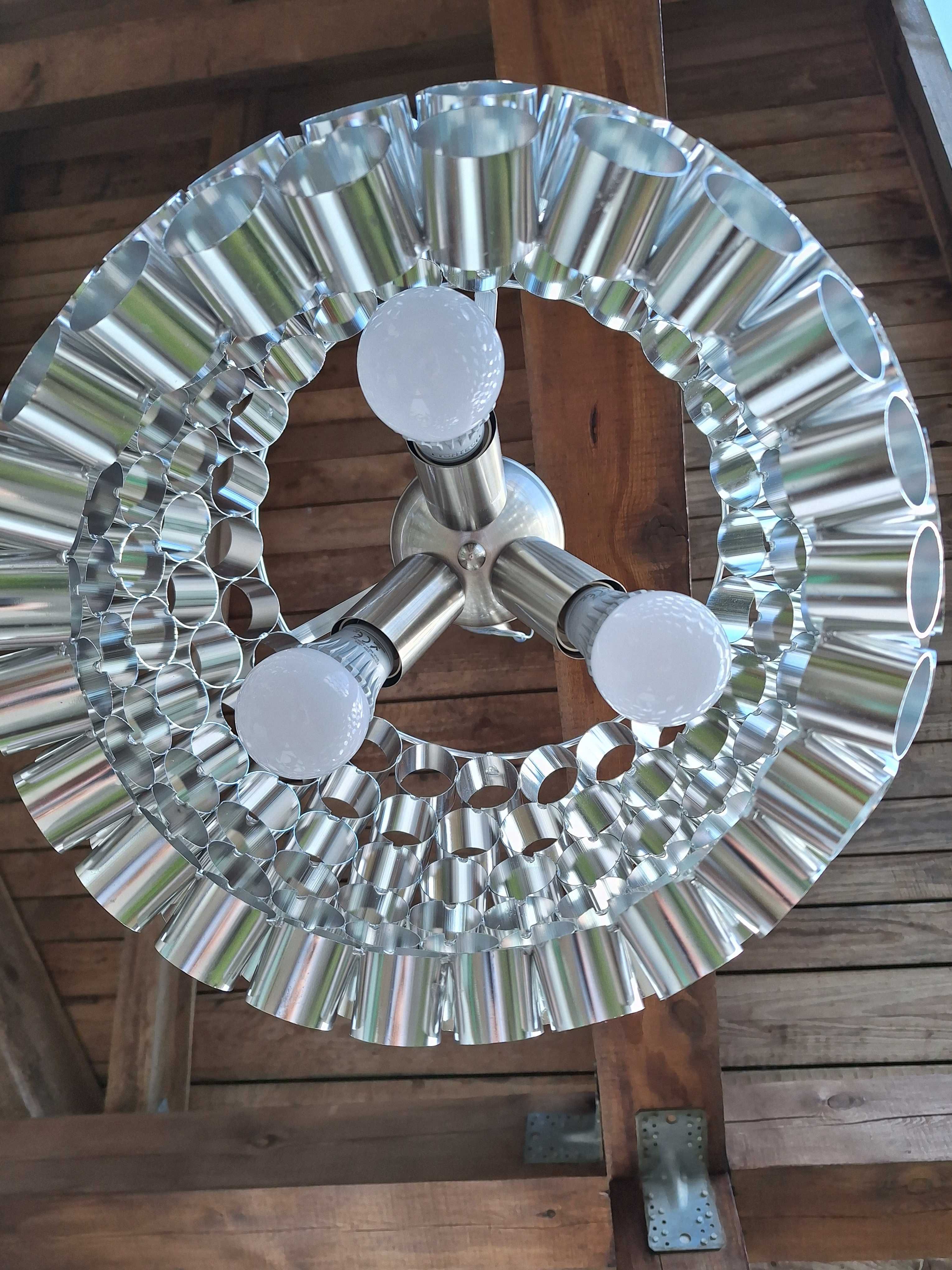 Lampa wisząca wyjątkowo nowoczesny projekt lampy