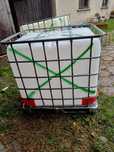 Mauzer 1000l na metalowej palecie