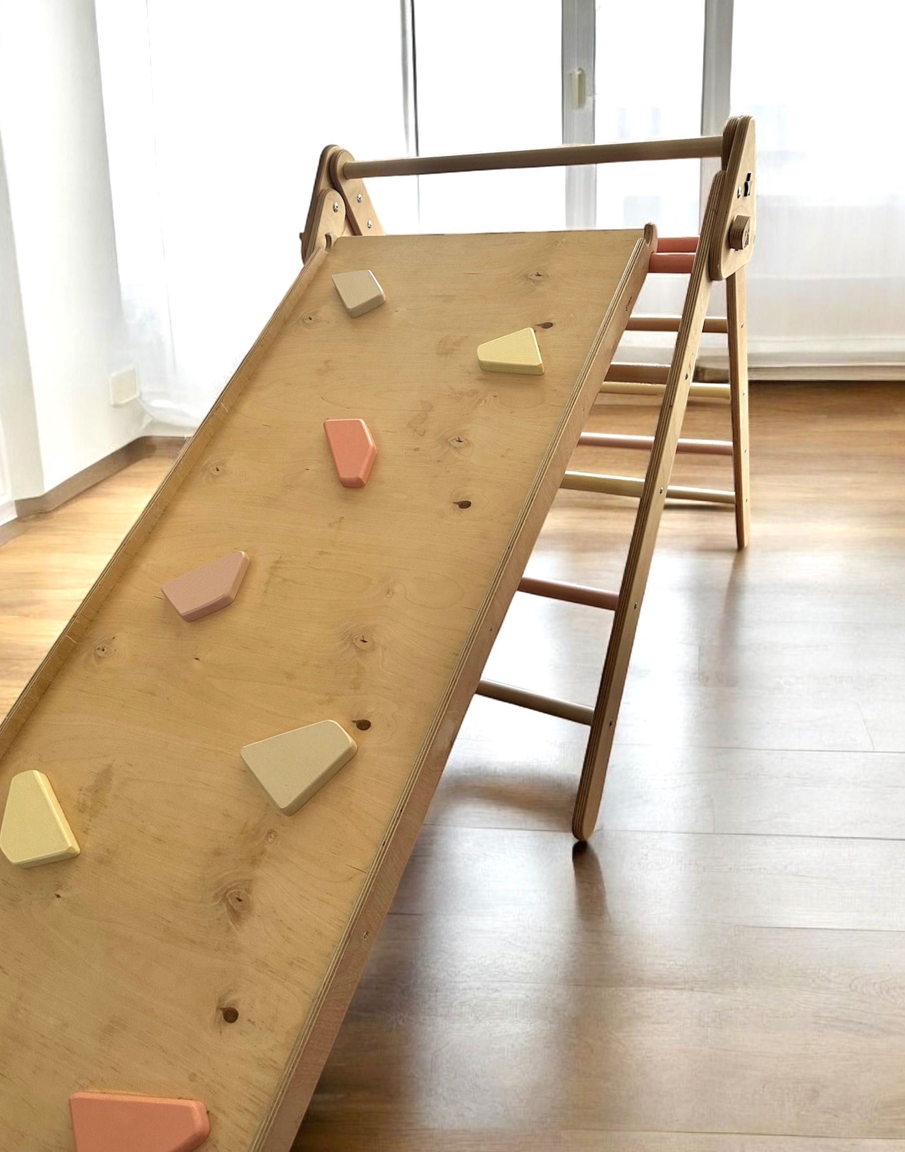 Triângulo Pikler da Little Pea c/ escorrega e rampa de escalada