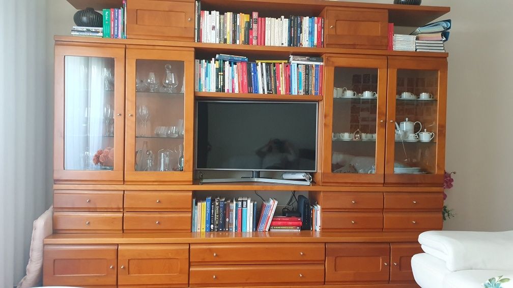 Móvel em madeira cerejeira para sala