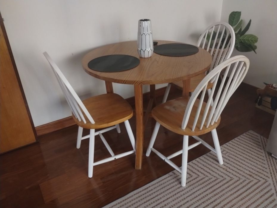 Mesa com 3 cadeiras