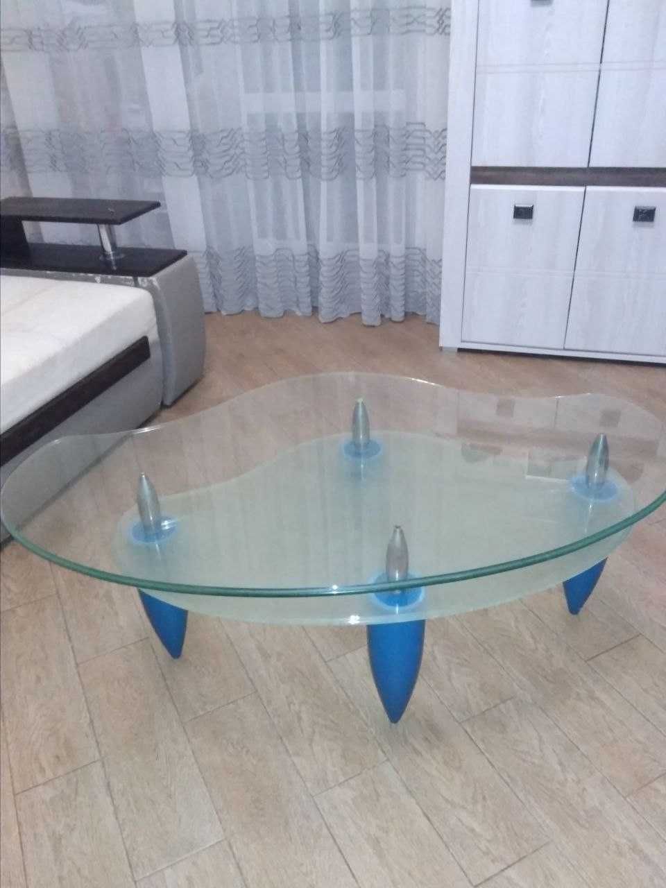 Стеклянный журнальный стол