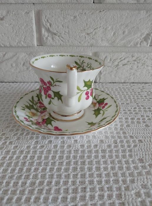 Royal Albert grudzień filiżanka ze spodkiem.