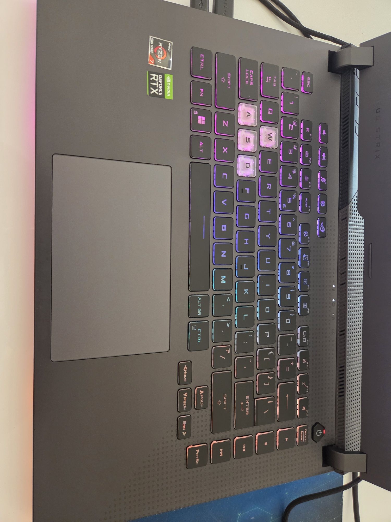 Laptop ASUS ROG G15 , Stan idealny + Dodatki .
Laptop ASUS R