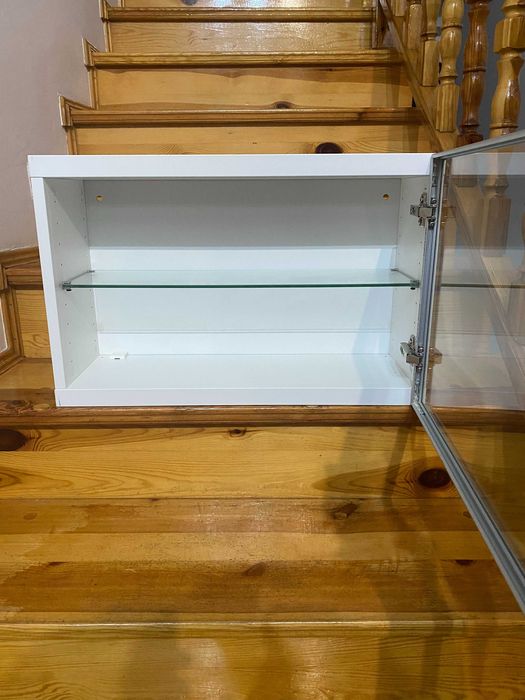 Biała szafka wisząca przeszklona-jak nowa