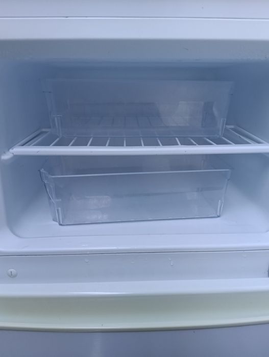 Frigorífico Daewoo em bom estado de utilização. Perfeito para armazena
