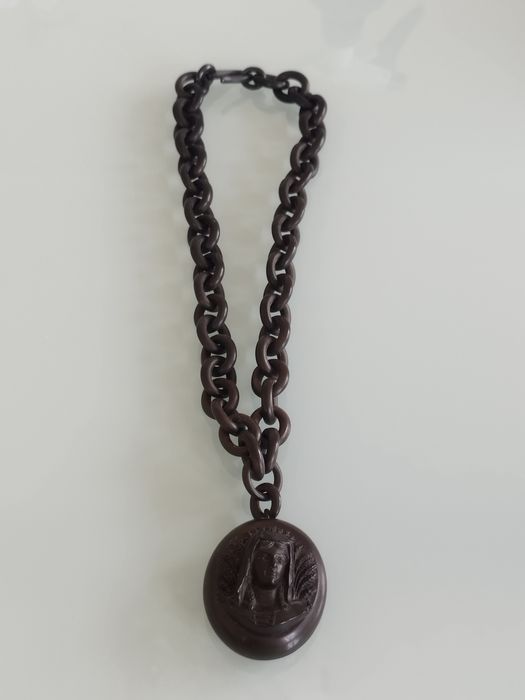 Lindo colar vitoriano com porta-retratos em guta-percha.