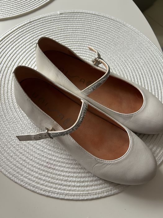 Unisa Baleriny z zapięciem kryształki Swarovskiego