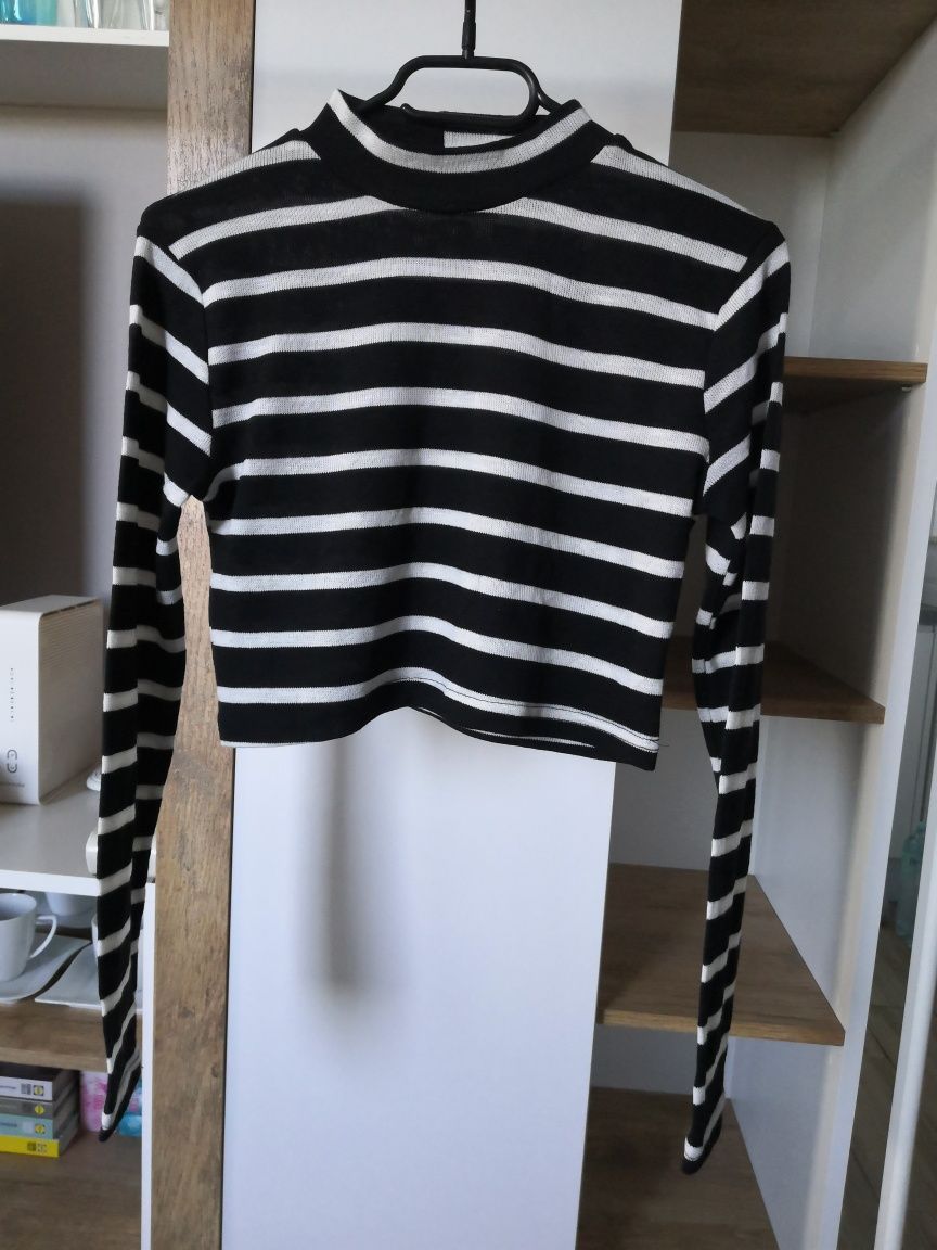 Boohoo bluzka crop top w paski białe czarne.