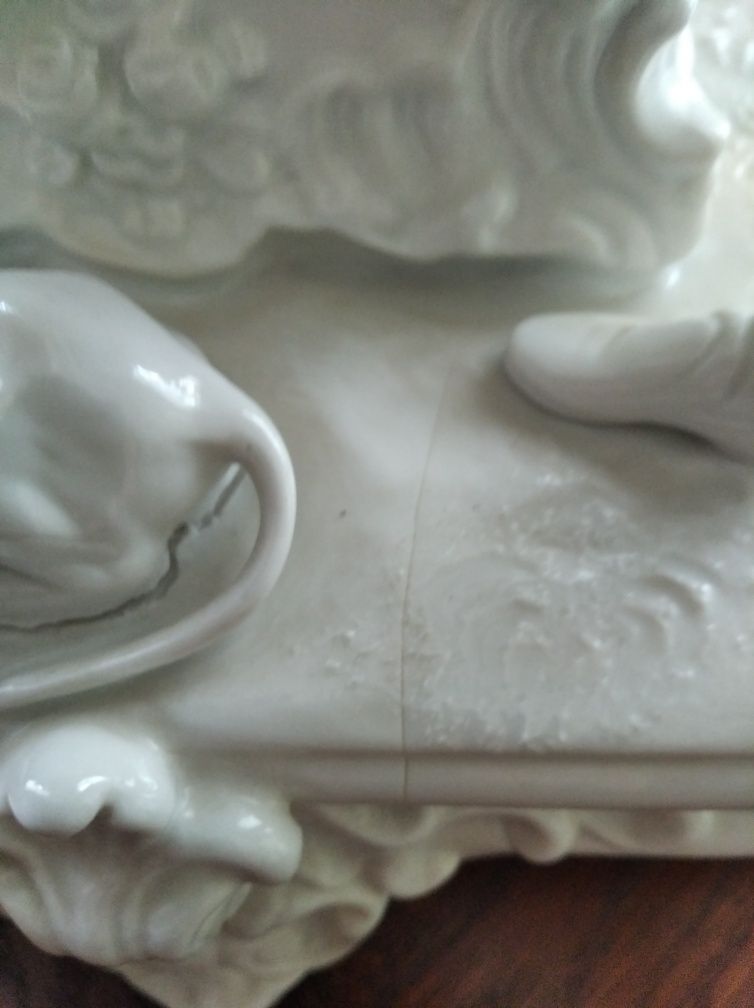 Figura z białej porcelany firmy Royal dux.