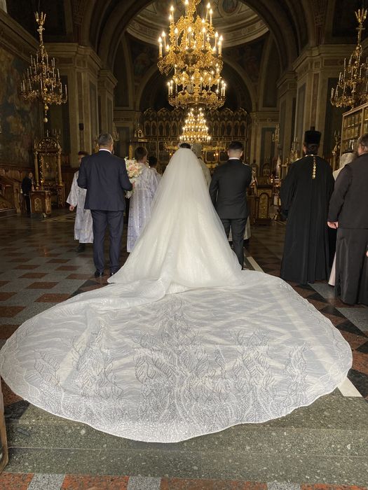 Весільна сукня та шлейф