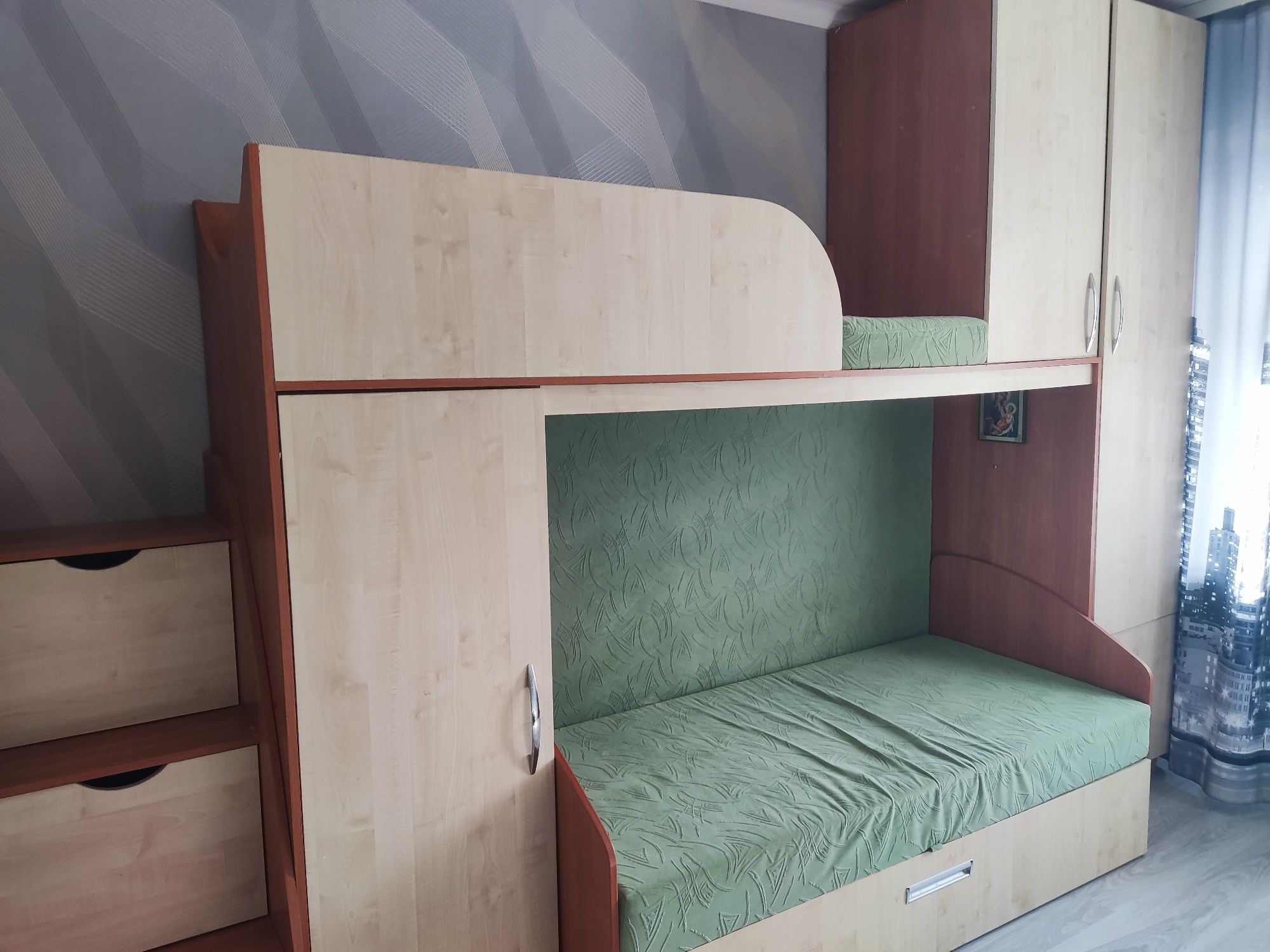 Продам  двухъярусную стенку