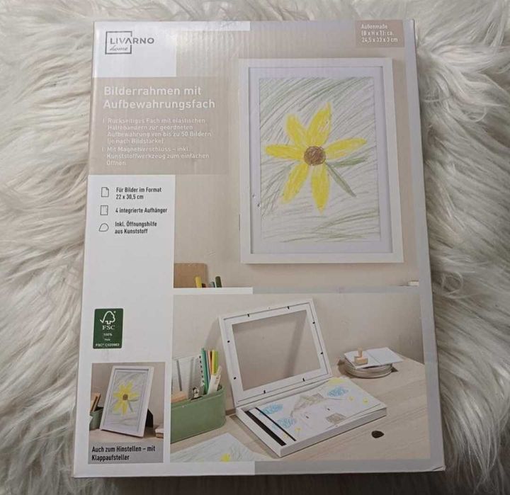 Дерев'яна рамка-шкатулка для малюнків.